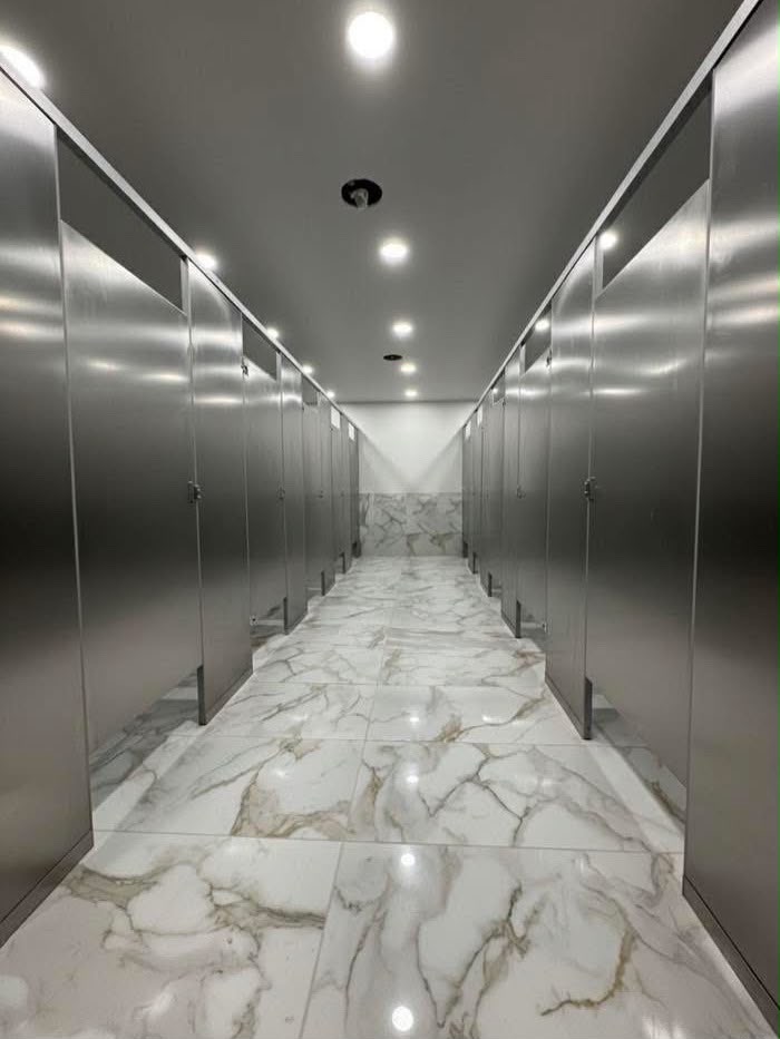 Mamparas de acero inoxidable instaladas en corredor sanitario