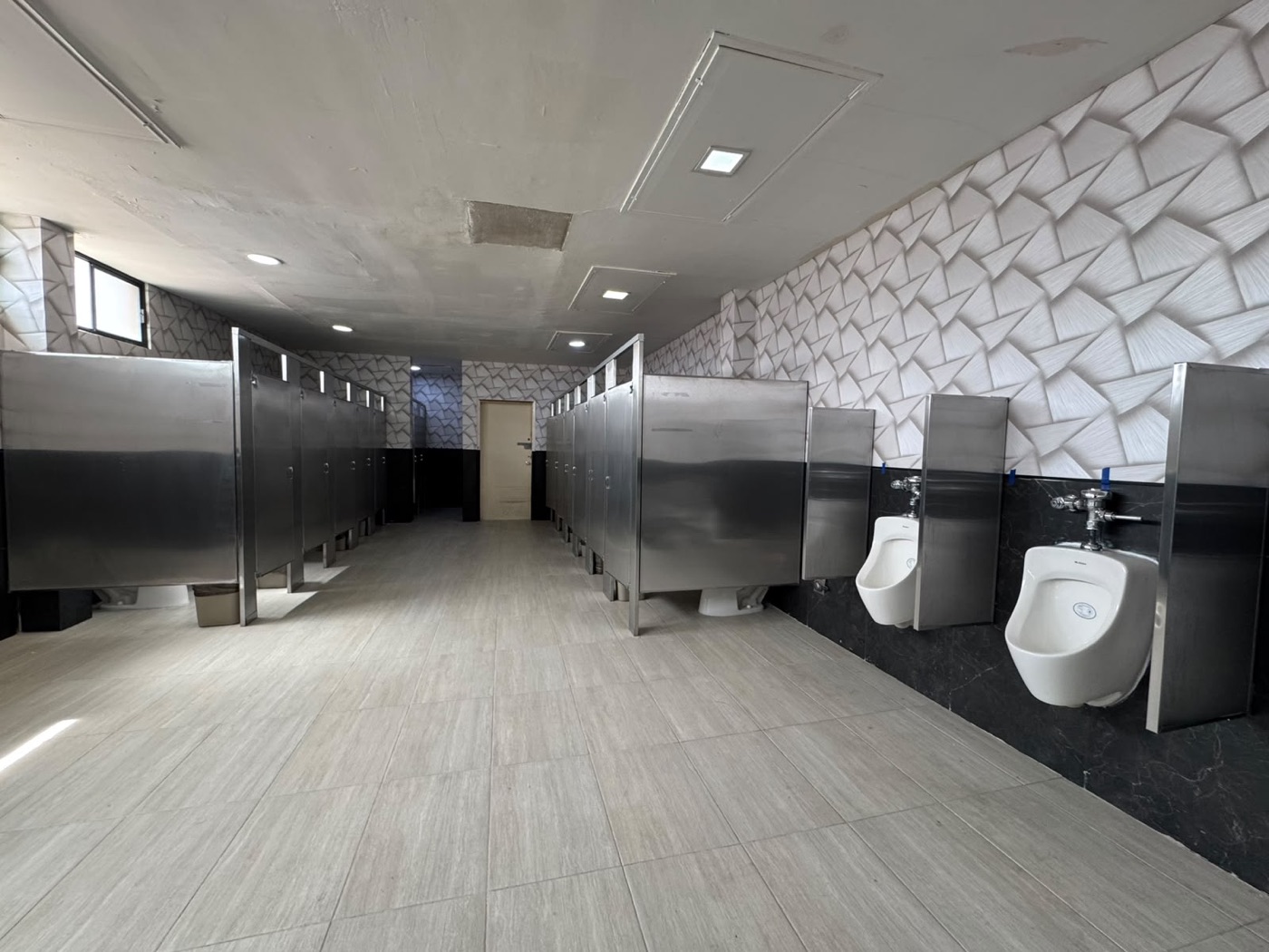 Sanitario completo con mamparas y divisiones de urinal