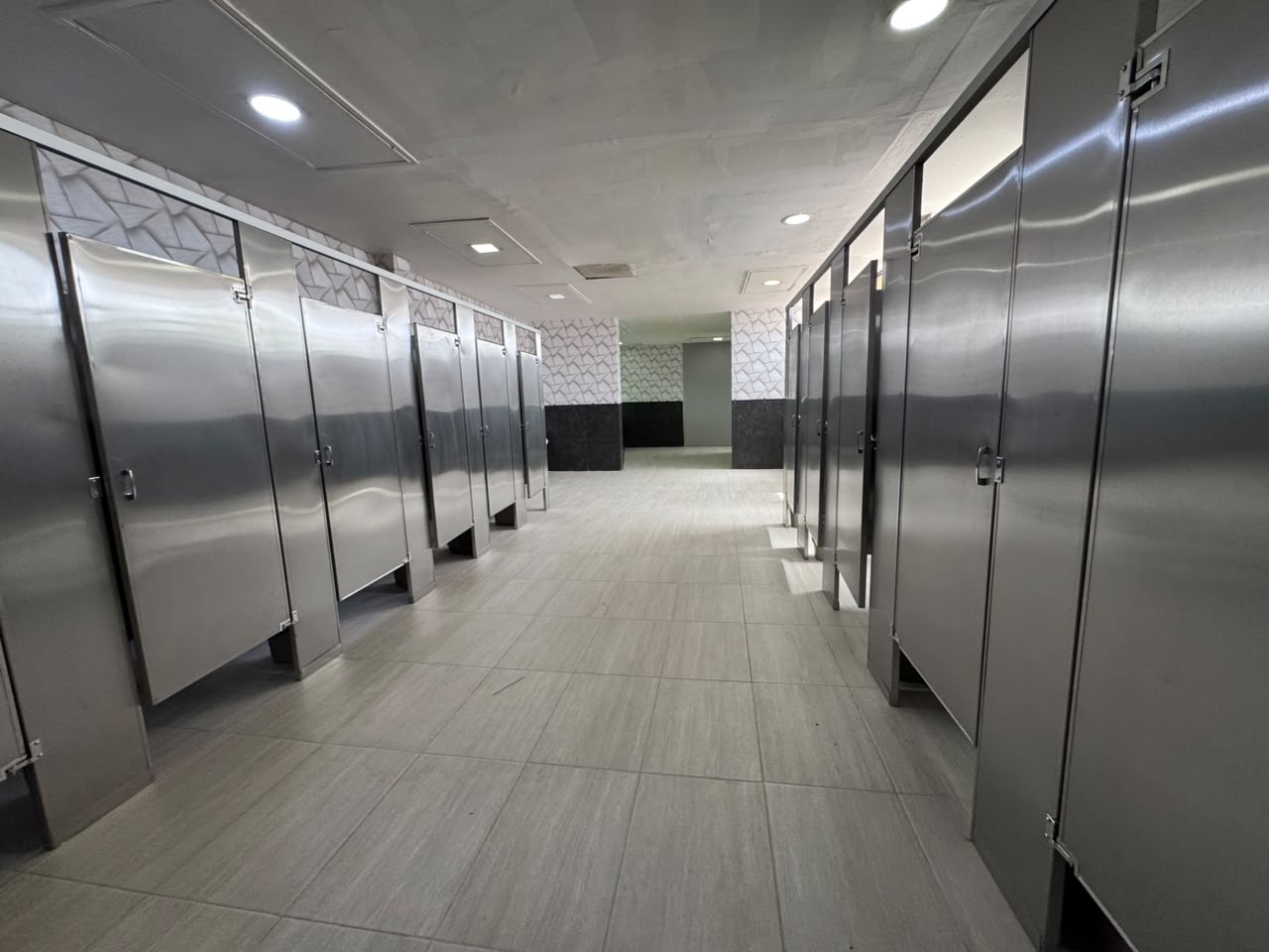 Corredor de mamparas de inoxidable en dos baterías